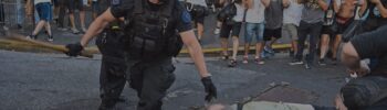 Un grupo de jubilados marchando pacíficamente por sus derechos. La imagen refleja la importancia de la salud en la Comuna 8 y la defensa de los adultos mayores.