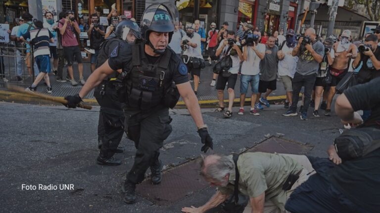Un grupo de jubilados marchando pacíficamente por sus derechos. La imagen refleja la importancia de la salud en la Comuna 8 y la defensa de los adultos mayores.