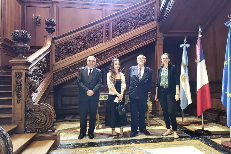 Encuentro en la Embajada de Francia