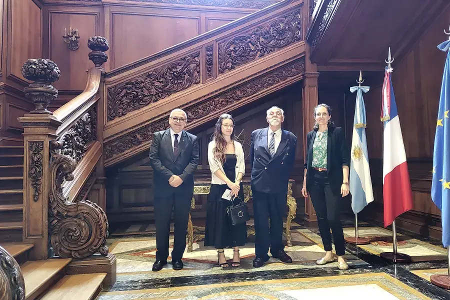 Encuentro en la Embajada de Francia